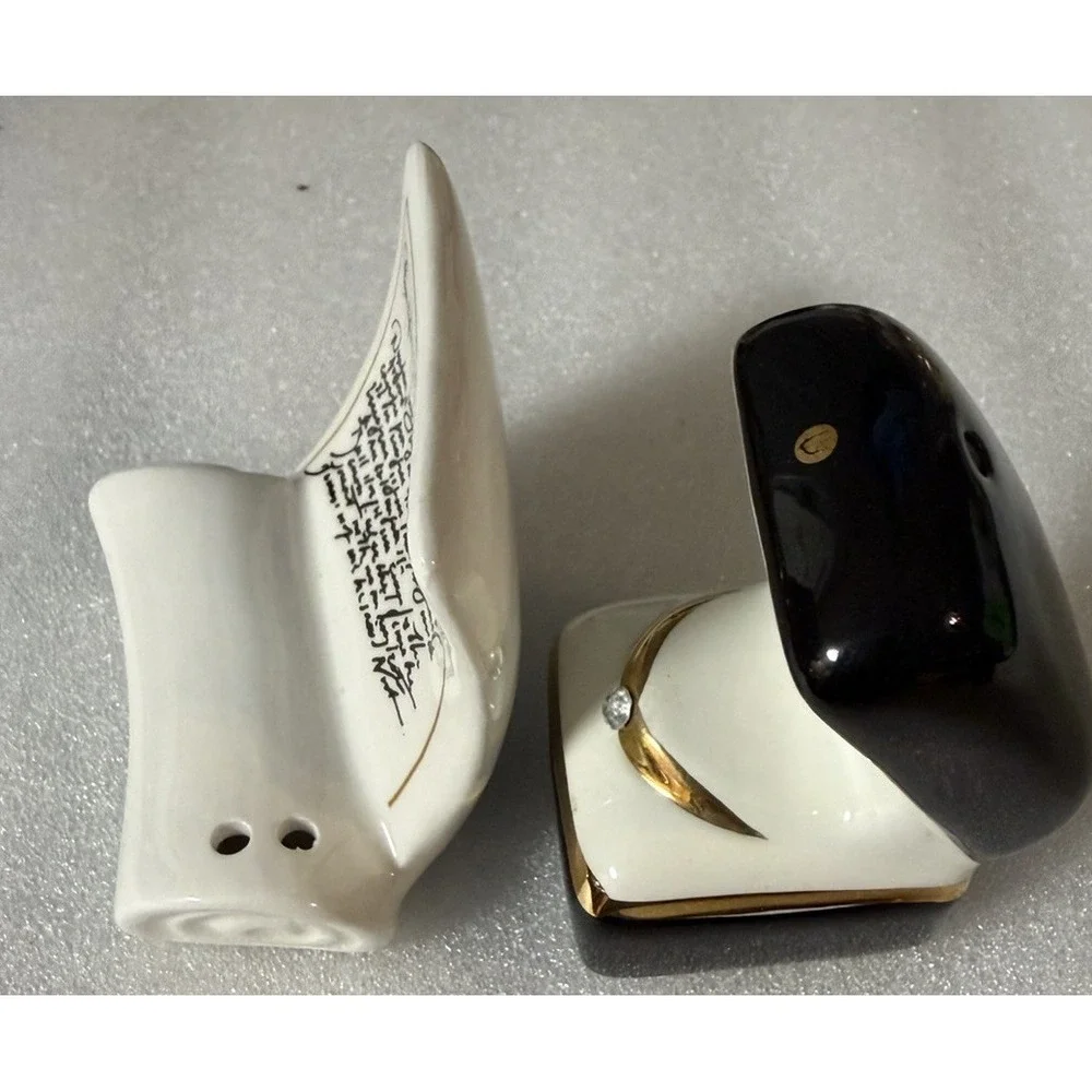 Vintage 1985 Sarsaparilla Wedding Ring Marriage Certificate Salt Pepper Shakers